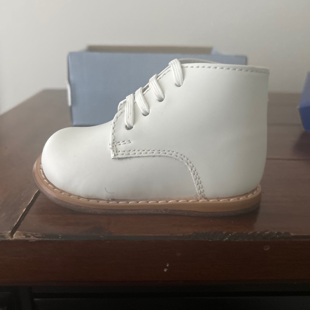 Josmo Walker baby walking shoe..size 3.5 wide.NEW/NEVER WORN!!!